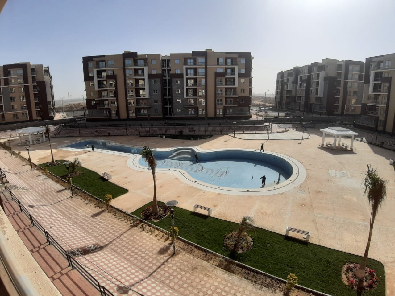 مسئولو " الإسكان " يتفقدون سير العمل بمشروع " JANNA " وأعمال التطوير بمدينة الشروق